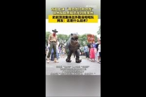对阵常州队！徐州队从自贡租恐龙组成啦啦队，网友：这是什么战术
