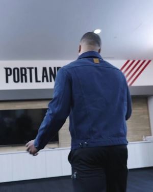 家的感觉😭利拉德重回开拓者更衣室：我通常不会哭 我太开心了