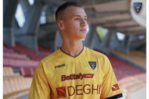 米兰外租小将卡马达首发踢中锋&半场戴帽，莱切热身赛11-0大胜