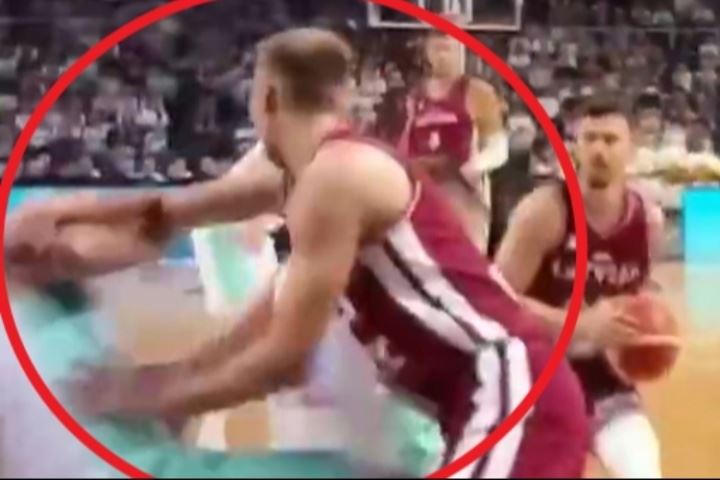 东契奇被队友压伤膝盖前是被对手推倒的 就在裁判跟前&裁判无吹罚