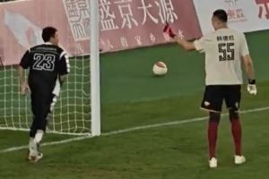 守门员韩德君直接拒绝了郭艾伦的射门 然后大韩送上贴脸摇手指