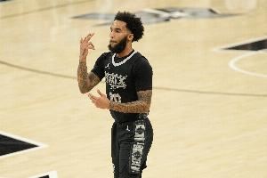 手感来了！尚帕尼再中一记追身三分球打停勇士